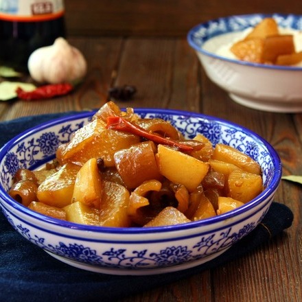 Stewed Beef w/ Pork Skin & Radish