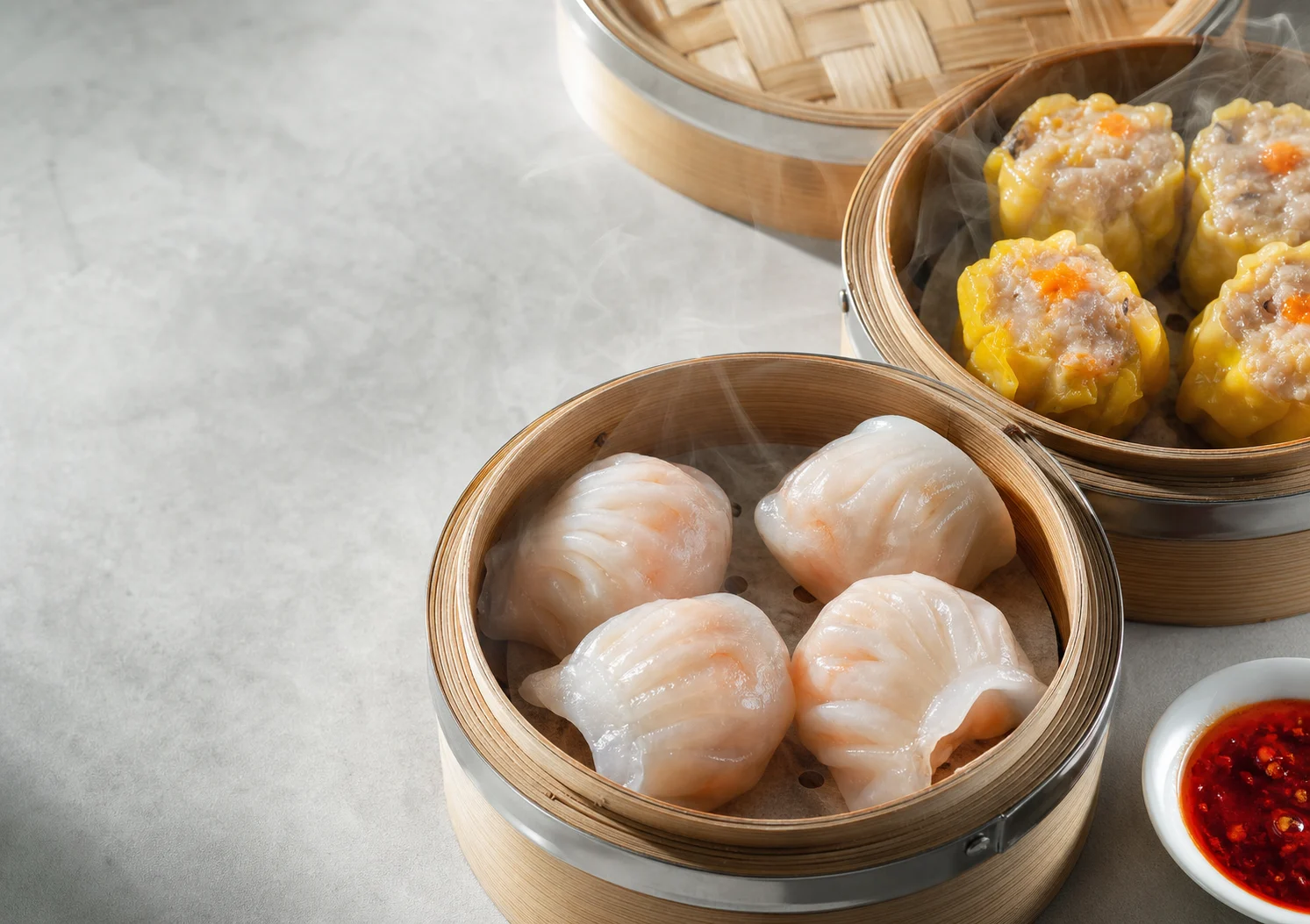 君皇鮮蝦餃與燒賣在竹蒸籠中熱氣升騰