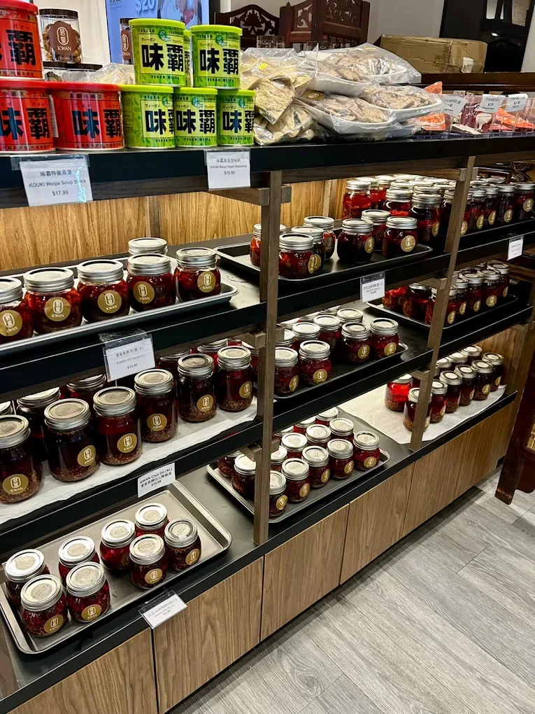 君皇萬錦門店內陳列的食品與人氣商品